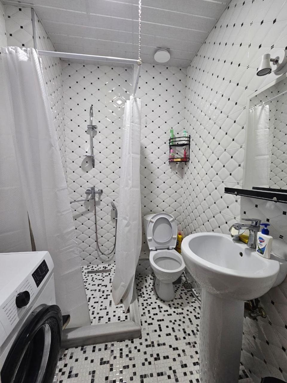 Appartamento Flat Batumi Esterno foto